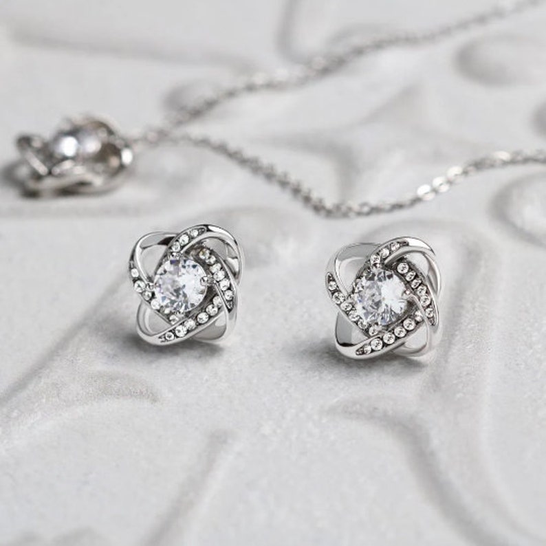 Costume Necklaces: A Stunning Visual Guide With Pictures