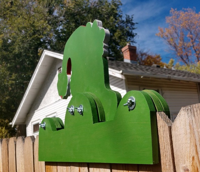 Fence Peeker Decoration VTX4: Find It On Amazon, Pasadena TX
