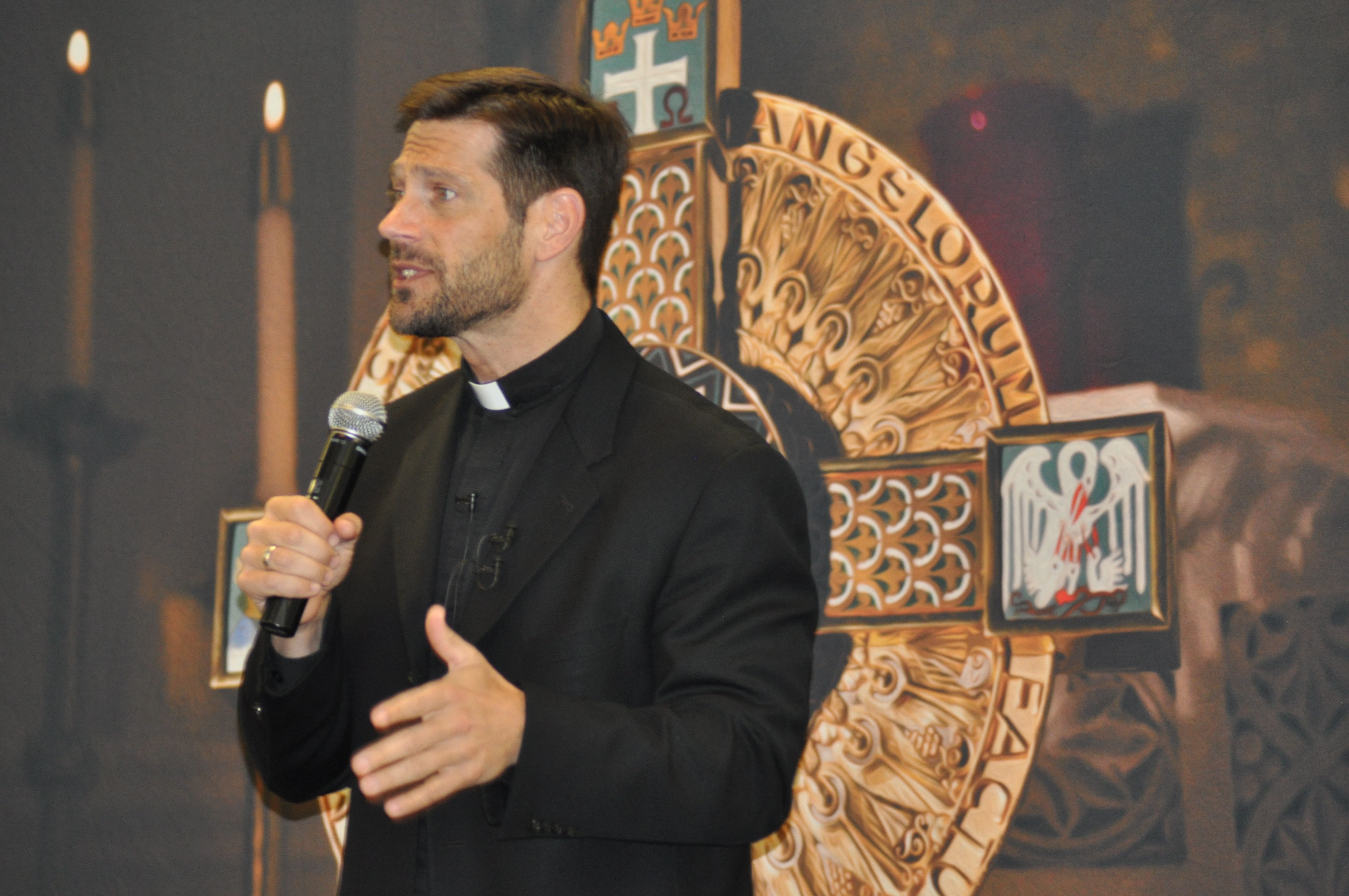 Fr. Mike Schmitz Height: How Tall Is The Popular Catholic Priest?