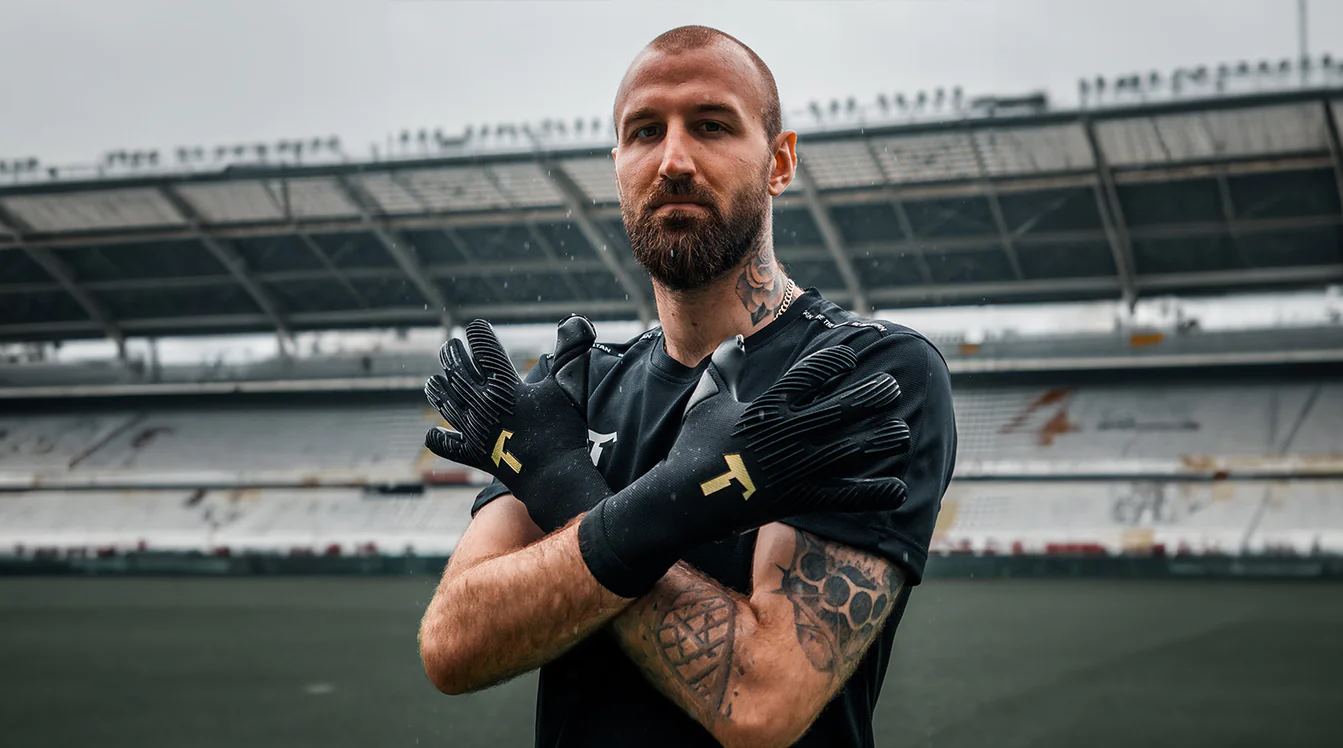 Manchester United Incar Kiper Torino: Solusi Jangka Panjang Gantikan Onana?
