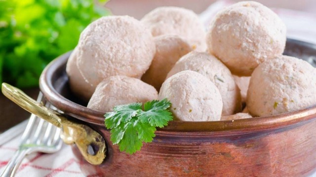Resep Bakso Keju Mozarella: Lembut, Kenyal, Dan Keju Meleleh