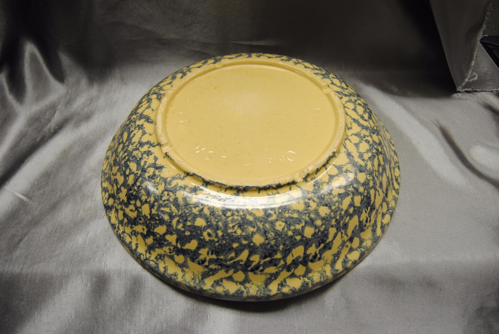 Roseville Spongeware Bowls: A Collector's Guide And Price Guide
