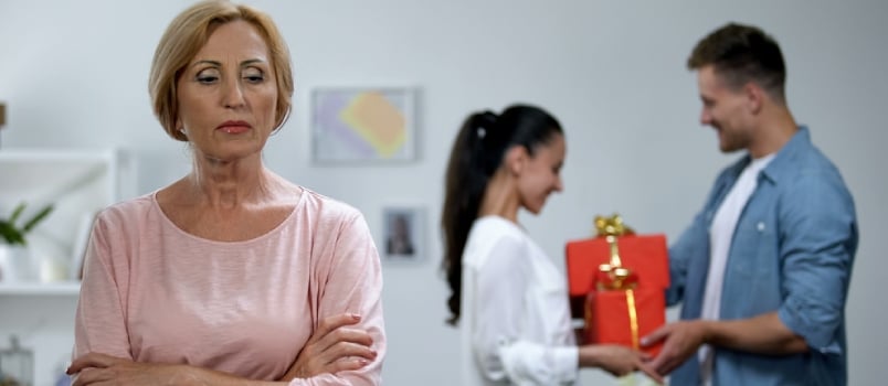 Spotting The Signs: How To Recognize A Jealous Mother-in-Law
