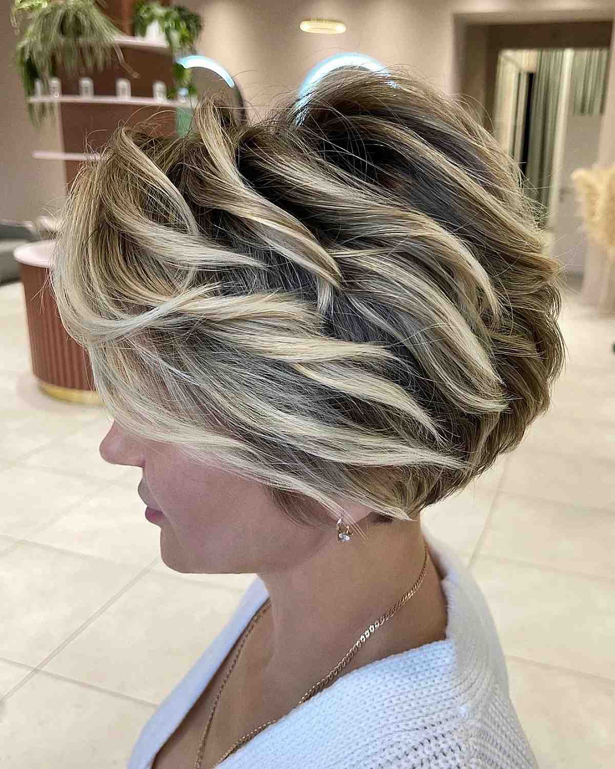 Stunning Blonde Highlights And Lowlights For Short Hair: A Style Guide